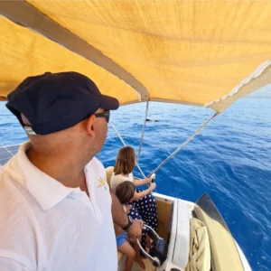 Pasajero pescando desde la proa del barco SeaPassion durante una excursión en Tenerife.