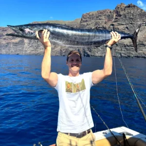 Pescador a bordo de SeaPassion frente a los acantilados de Los Gigantes.